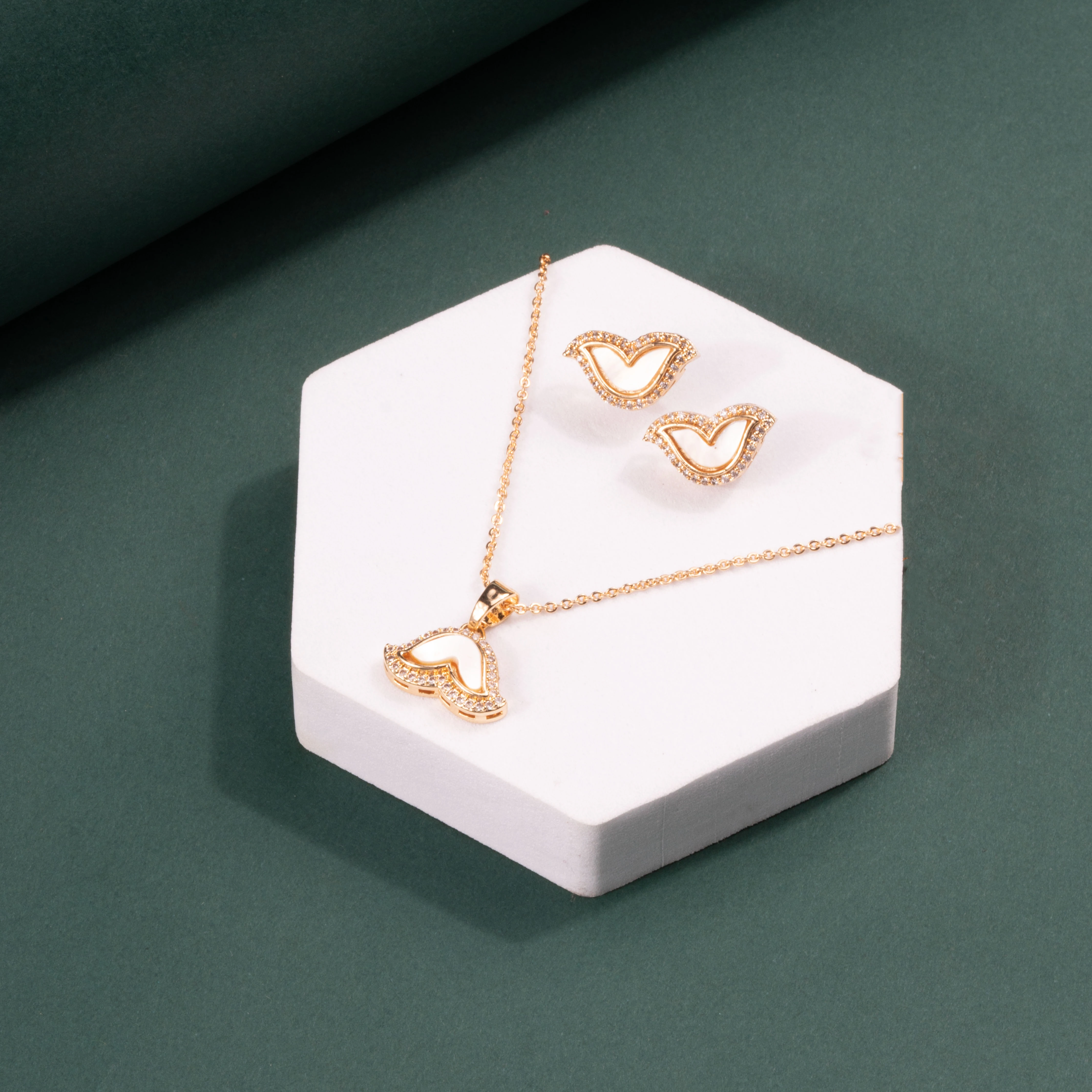 Elegant Off-White Mother of Pearl Pendant Set