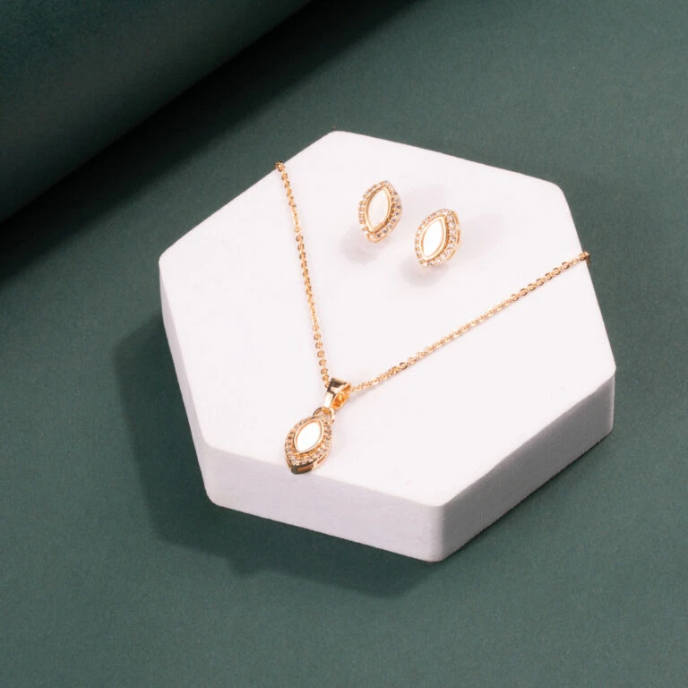 Elegant Off-White Mother of Pearl Pendant Set