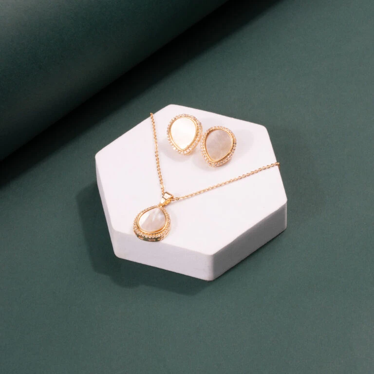 Elegant Off-White Mother of Pearl Pendant Set