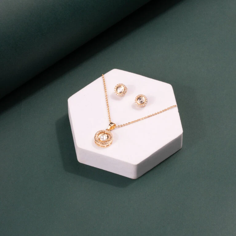 Elegant Off-White Mother of Pearl Pendant Set