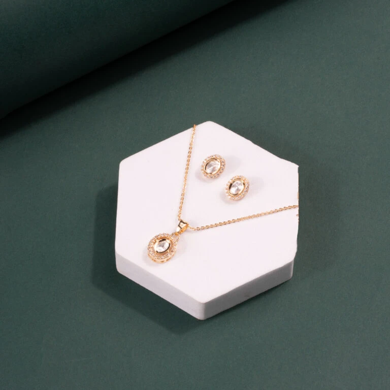 Elegant Off-White Mother of Pearl Pendant Set