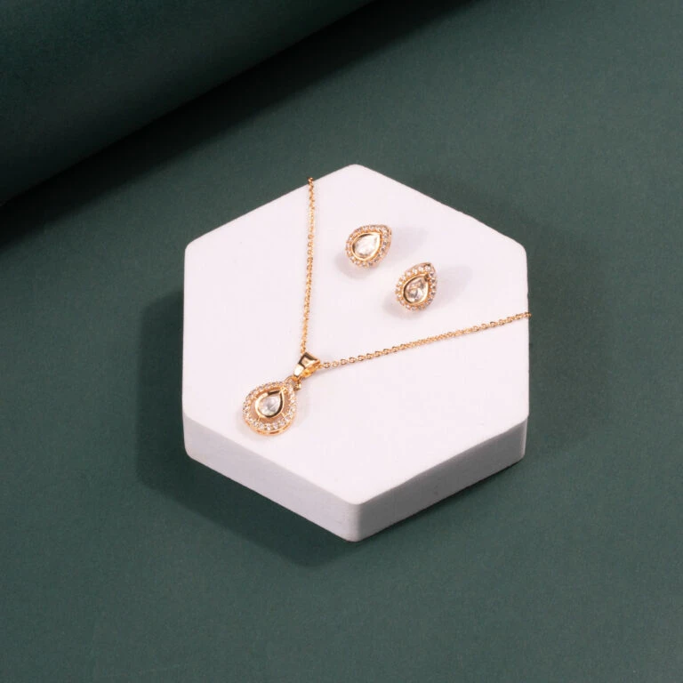 Elegant Off-White Mother of Pearl Pendant Set