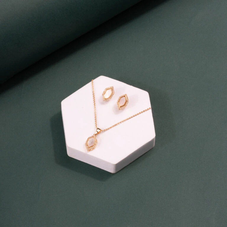 Elegant Off-White Mother of Pearl Pendant Set