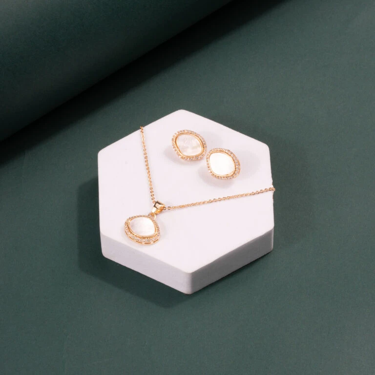 Elegant Off-White Mother of Pearl Pendant Set